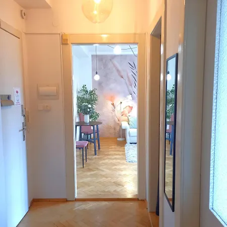 公寓 Romantic Cathedral View Old Town, Balcony *