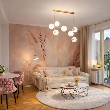 Romantic Cathedral Views, Balcony, Rooftop Terrace, Parking, 4-year Host *