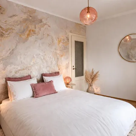 Romantic Cathedral Views, Balcony, Rooftop Terrace, Parking, 4-year Host Praha