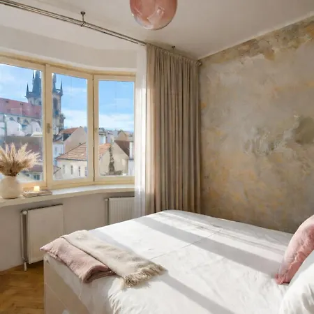Romantic Cathedral Views, Balcony, Rooftop Terrace, Parking, 4-year Host * Praha
